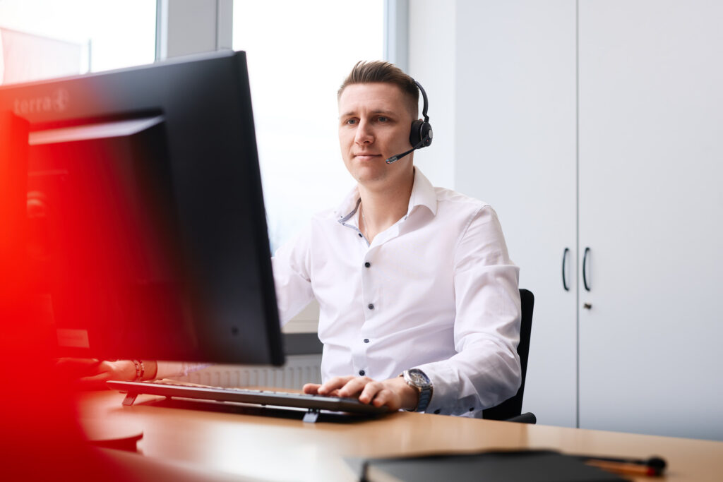 Ein Mann mit einem Alarmserver und  Telefonanlage