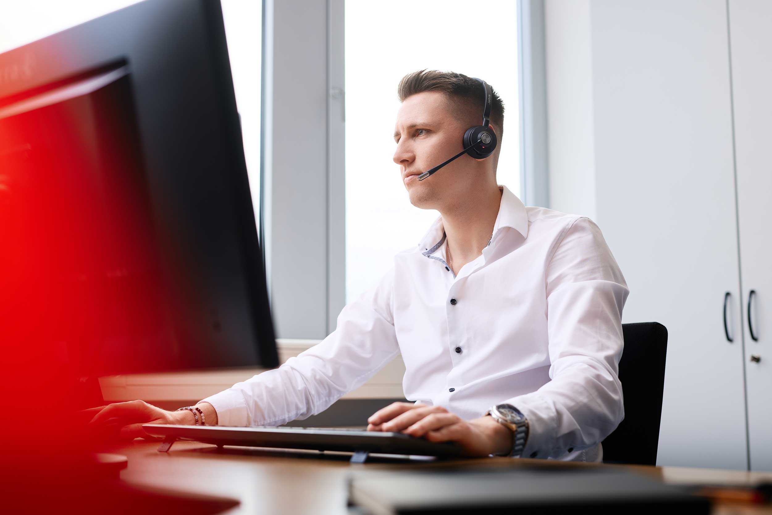 Beratungsituation zur passenden Cloud-, On-Premise- oder Hybrid-Telefonanlage für große Unternehmen 